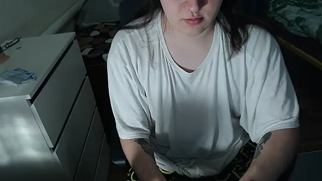 Snapshot of EvaMiron chatting on 10-27-25, 02:54 EvaMiron online show from 10-27-25, 02:54