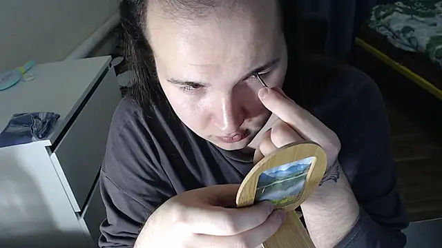 Snapshot of EvaMiron chatting on 10-28-25, 03:47 EvaMiron online show from 10-28-25, 03:47