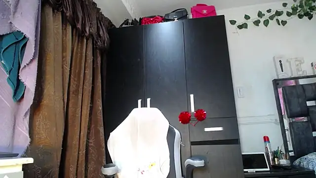 emma hoot1 online show from 12-14-24, 03:29