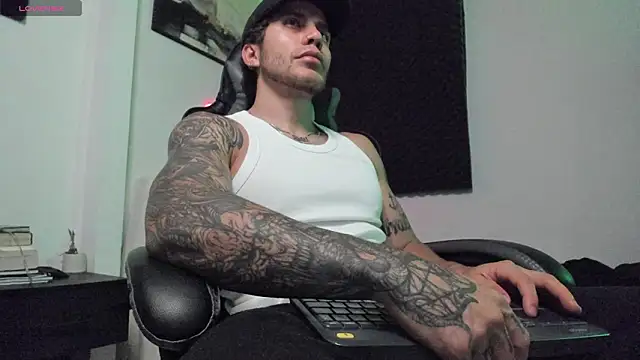 Snapshot of LucianSinclair chatting on 02-25-26, 03:16 LucianSinclair online show from 02-25-26, 03:16