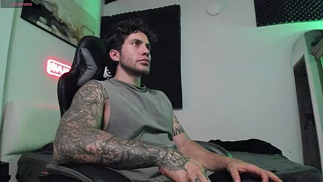 Snapshot of LucianSinclair chatting on 02-26-26, 02:21 LucianSinclair online show from 02-26-26, 02:21