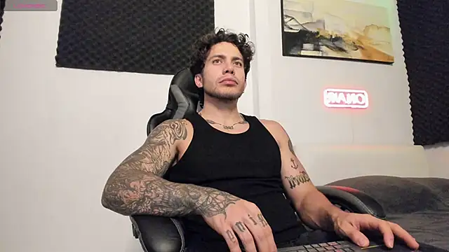 Snapshot of LucianSinclair chatting on 03-05-26, 03:02 LucianSinclair online show from 03-05-26, 03:02