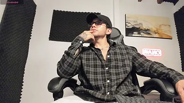 Snapshot of LucianSinclair chatting on 03-09-26, 03:32 LucianSinclair online show from 03-09-26, 03:32