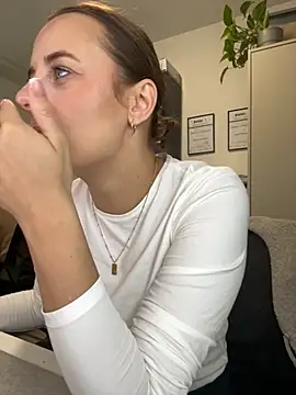 Snapshot of Hii_Lolla chatting on 10-10-25, 06:01 Hii Lolla online show from 10-10-25, 06:01