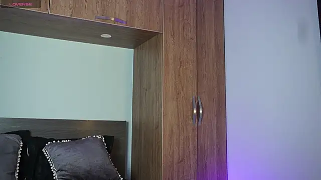 Snapshot of MarkHazze chatting on 10-17-25, 05:26 MarkHazze online show from 10-17-25, 05:26