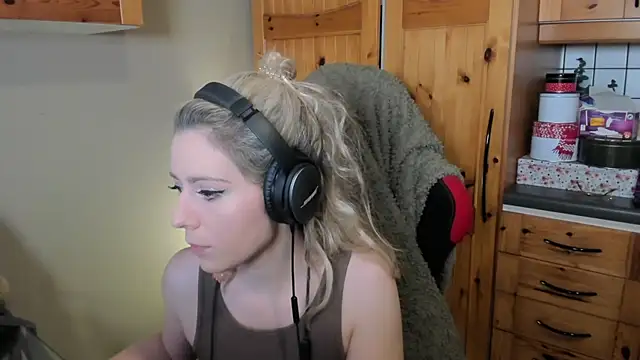 Snapshot of Lisaonthemoon chatting on 12-12-24, 11:03 Lisaonthemoon online show from 12-12-24, 11:03