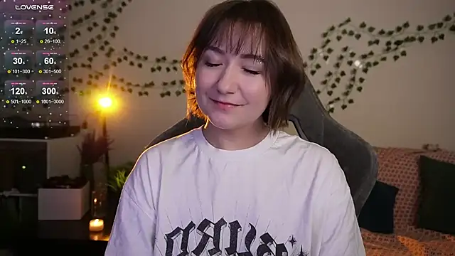 Snapshot of Megan__Hart chatting on 11-26-25, 12:44 Megan Hart online show from 11-26-25, 12:44