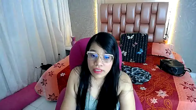 Snapshot of KEYRA-MILLER- chatting on 01-30-25, 01:22 KEYRA-MILLER- online show from 01-30-25, 01:22