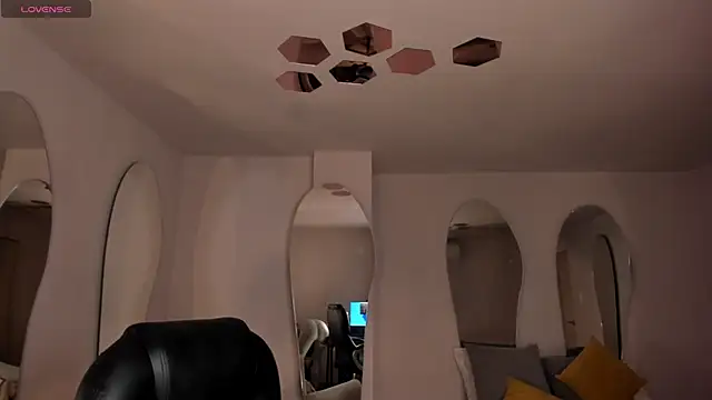 PaulinaSantos  online show from 11-02-25, 05:15