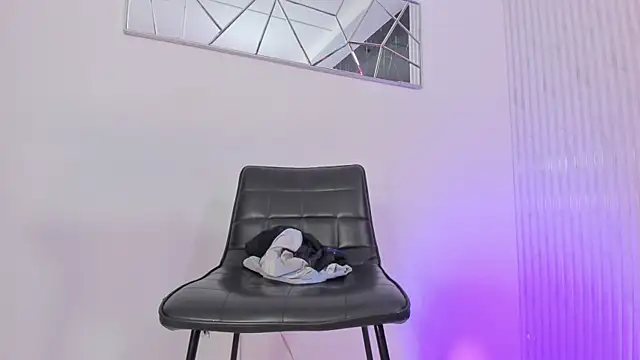 Snapshot of Mell_Saenz chatting on 11-20-25, 02:06 Mell Saenz online show from 11-20-25, 02:06