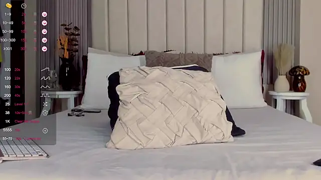 Snapshot of romina-brunette chatting on 03-08-25, 12:30 romina-brunette online show from 03-08-25, 12:30