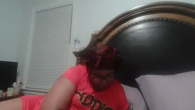 Snapshot of ebonyred chatting on 02-18-26, 02:40 ebonyred online show from 02-18-26, 02:40