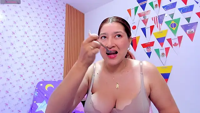 Soyqueen online show from 06-17-26, 04:37