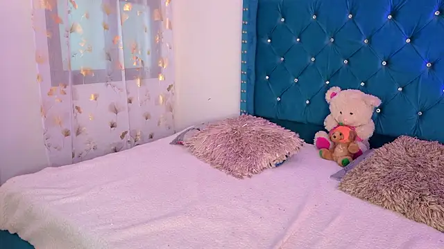 Snapshot of Lilly_Peach22 chatting on 02-26-26, 03:38 Lilly Peach22 online show from 02-26-26, 03:38