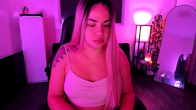 Snapshot of MelSaunders chatting on 11-18-25, 12:16 MelSaunders online show from 11-18-25, 12:16