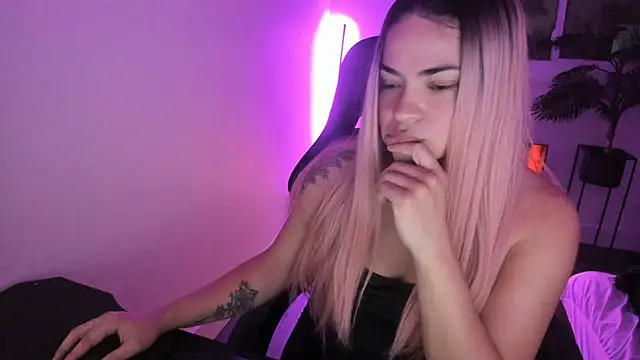 Snapshot of MelSaunders chatting on 12-23-25, 12:52 MelSaunders online show from 12-23-25, 12:52