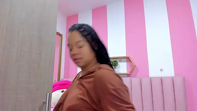 Snapshot of ISABELLA_020 chatting on 10-07-25, 12:24 ISABELLA 020 online show from 10-07-25, 12:24