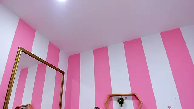 Snapshot of ISABELLA_020 chatting on 10-17-25, 01:03 ISABELLA 020 online show from 10-17-25, 01:03