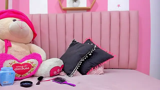 Snapshot of ISABELLA_020 chatting on 10-20-25, 01:55 ISABELLA 020 online show from 10-20-25, 01:55