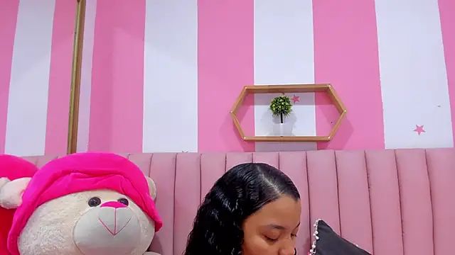 Snapshot of ISABELLA_020 chatting on 10-27-25, 01:37 ISABELLA 020 online show from 10-27-25, 01:37