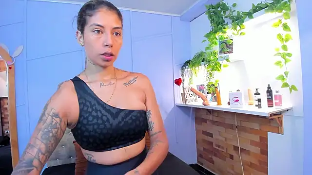 Snapshot of Georgina-coule chatting on 01-14-26, 02:23 Georgina-coule online show from 01-14-26, 02:23