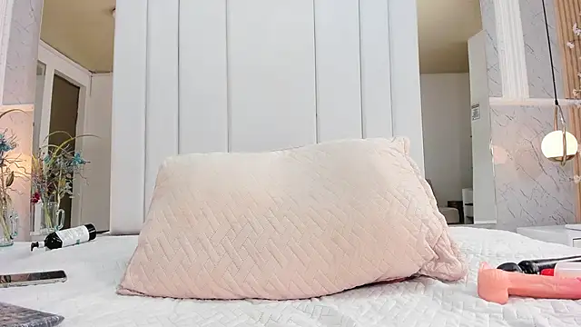 Snapshot of LiaObrien chatting on 02-24-25, 11:30 LiaObrien online show from 02-24-25, 11:30