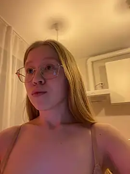 Snapshot of Eva_Weyne chatting on 12-18-24, 03:26 Eva Weyne online show from 12-18-24, 03:26