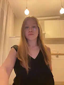 Snapshot of Eva_Weyne chatting on 09-19-25, 06:41 Eva Weyne online show from 09-19-25, 06:41