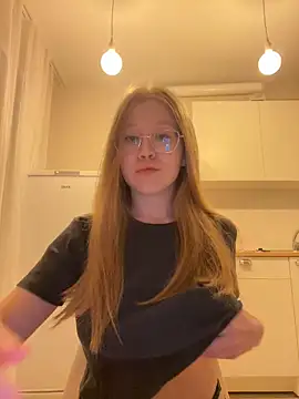 Snapshot of Eva_Weyne chatting on 10-12-25, 08:30 Eva Weyne online show from 10-12-25, 08:30