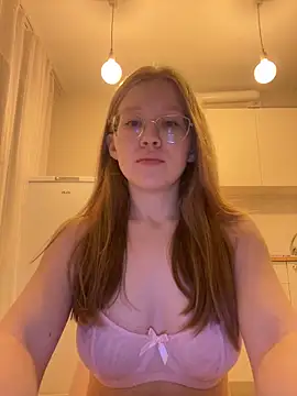 Snapshot of Eva_Weyne chatting on 10-14-25, 08:20 Eva Weyne online show from 10-14-25, 08:20