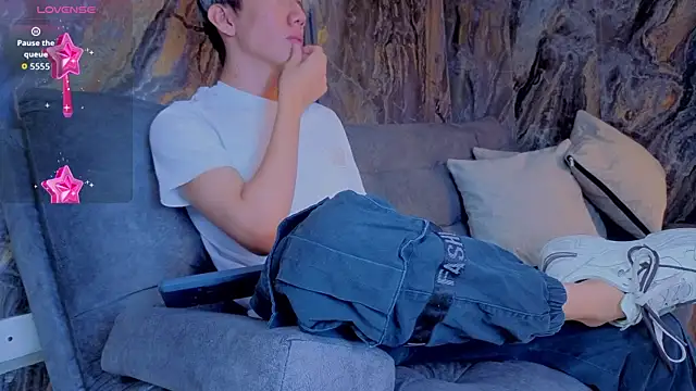 Snapshot of Levii_Ackermann chatting on 10-01-25, 03:29 Levii Ackermann online show from 10-01-25, 03:29