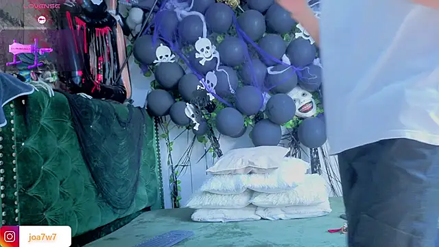 Snapshot of Levii_Ackermann chatting on 10-31-25, 01:45 Levii Ackermann online show from 10-31-25, 01:45