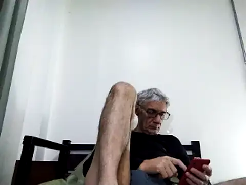 Snapshot of BIGUNCUTHARDCOCK chatting on 03-18-25, 01:00 BIGUNCUTHARDCOCK online show from 03-18-25, 01:00