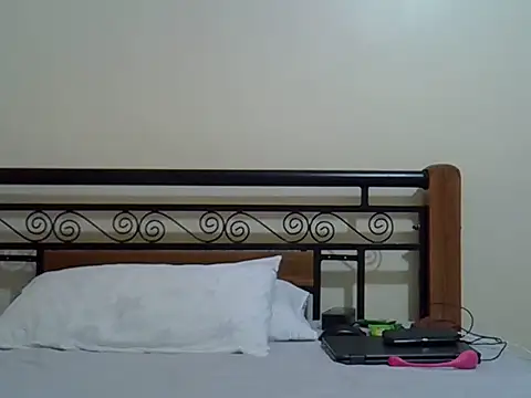 Giannah01 online show from 11-08-25, 04:12