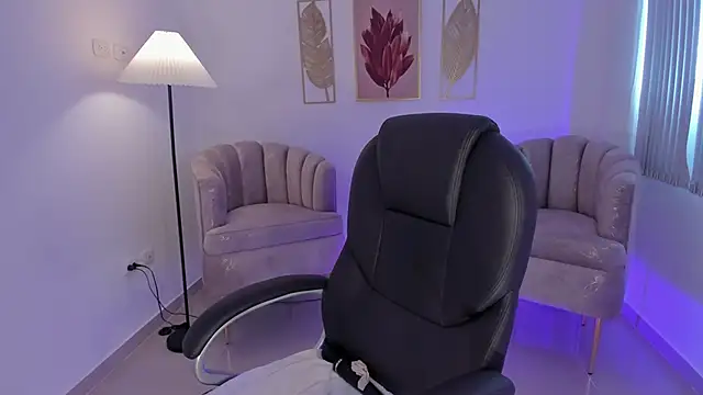 Snapshot of Aida_adams chatting on 10-19-25, 07:36 Aida adams online show from 10-19-25, 07:36