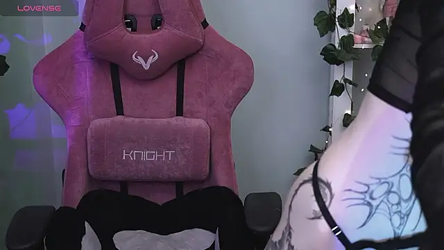 Snapshot of prettybones chatting on 03-19-26, 02:04 prettybones online show from 03-19-26, 02:04