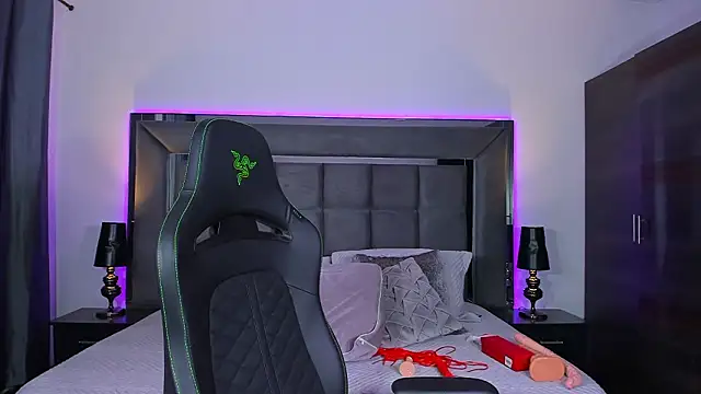 Emmilysantibanez online show from 02-19-26, 02:46