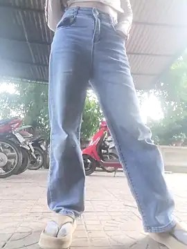 Snapshot of -Almira- chatting on 11-21-25, 03:05 -Almira- online show from 11-21-25, 03:05