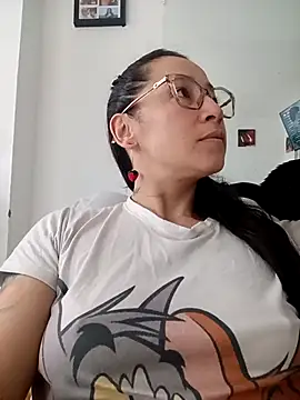 emilypoppy3 online show from 05-05-26, 12:35