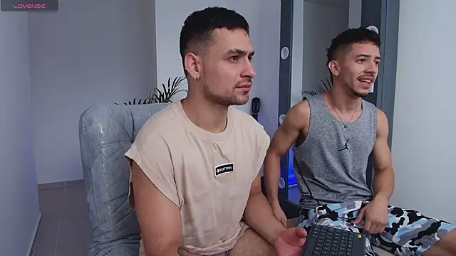 Snapshot of Aron-santoro chatting on 10-29-25, 02:41 Aron-santoro online show from 10-29-25, 02:41