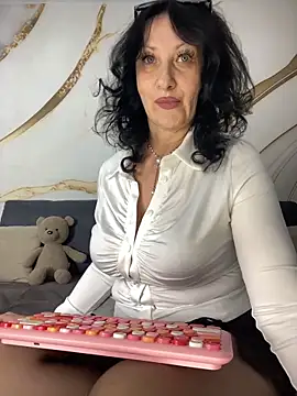 Snapshot of Katie-n chatting on 10-29-25, 06:48 Katie-n online show from 10-29-25, 06:48