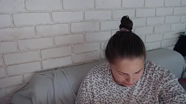 Snapshot of Crazyy_girl_ chatting on 10-21-25, 02:40 Crazyy girl online show from 10-21-25, 02:40