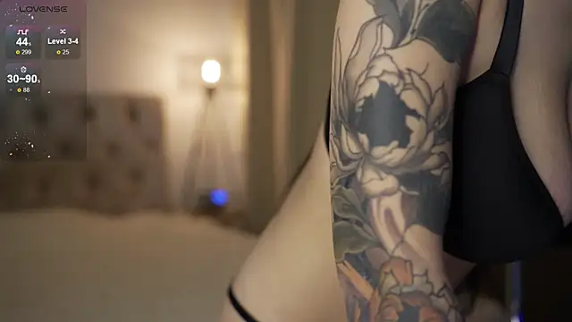 LindaWarners online show from 10-26-25, 01:33