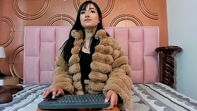 emmily keller19 online show from 01-18-25, 01:40