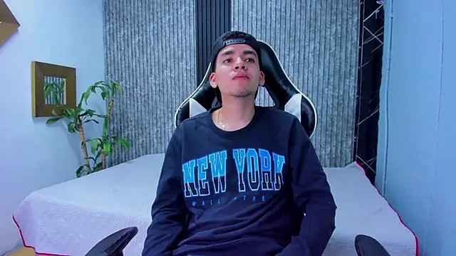 Mike 0233  online show from 11-06-25, 04:13