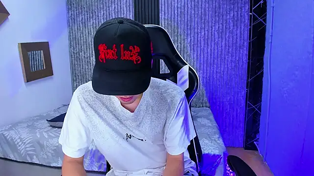 Mike 0233  online show from 12-19-25, 04:41