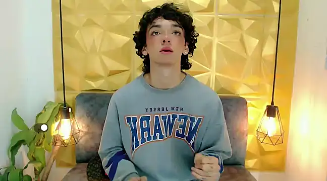 SexyJuliii21 online show from 03-20-25, 08:31