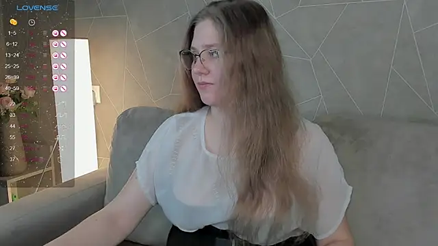Snapshot of Megan_Violer chatting on 12-23-24, 03:44 Megan Violer online show from 12-23-24, 03:44