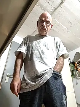 bottomhairy online show from 11-04-25, 04:00