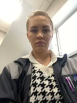 Snapshot of DreamGirl-777 chatting on 02-28-25, 04:10 DreamGirl-777 online show from 02-28-25, 04:10